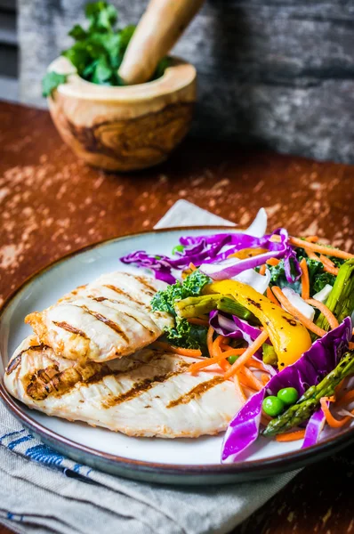 Grillade kycklingbröst med grönsaker — Stockfoto