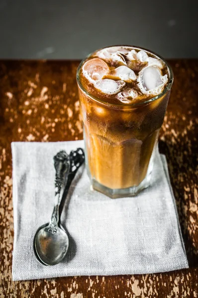 Eiskaffee auf Holzgrund — Stockfoto