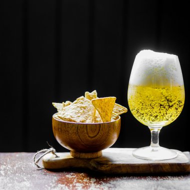 bira ve cips ahşap zemin üzerinde