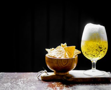 bira ve cips ahşap zemin üzerinde