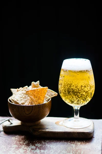 Пиво і чіпси на дерев'яному фоні — стокове фото