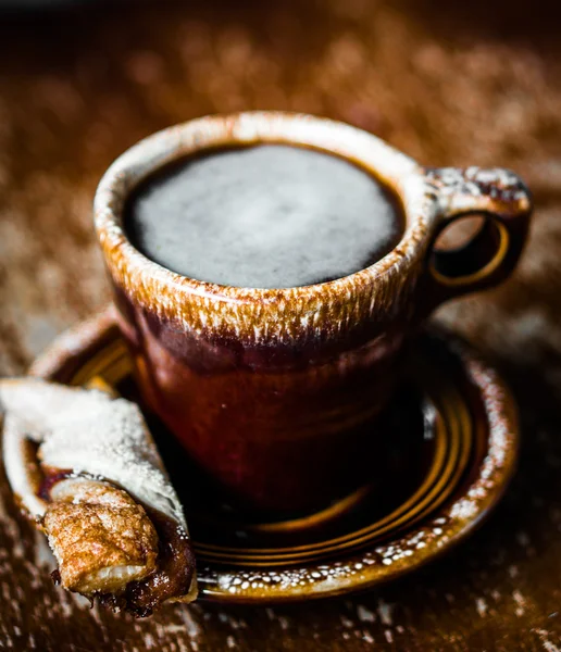 木製の背景の上にコーヒーの素朴なマグカップ — ストック写真