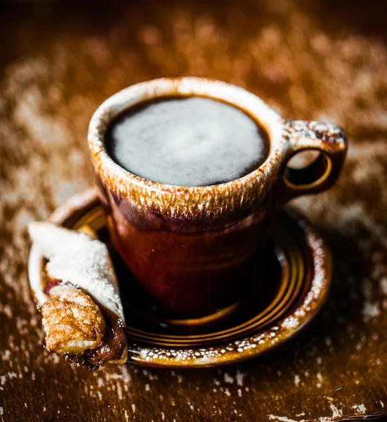 木製の背景の上にコーヒーの素朴なマグカップ — ストック写真