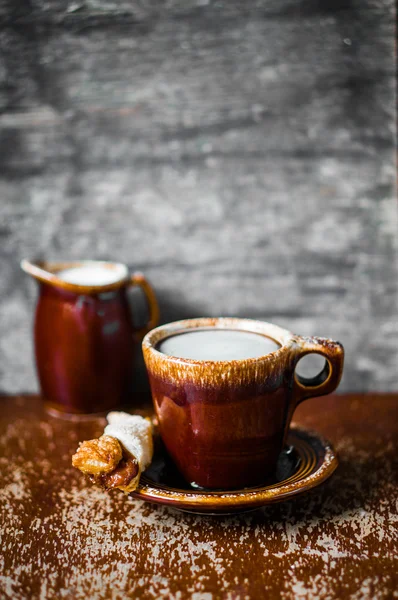 Mug kopi berkarat pada latar belakang kayu — Stok Foto