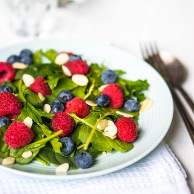 çilek ve badem yeşil salata