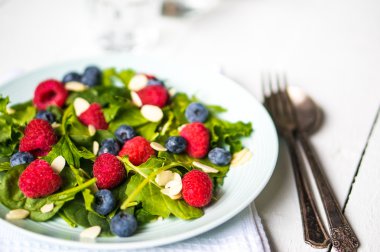çilek ve badem yeşil salata