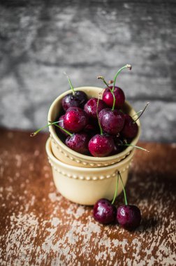 kiraz rustik ahşap zemin üzerinde