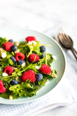 çilek ve badem yeşil salata