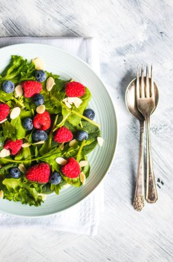 çilek ve badem yeşil salata