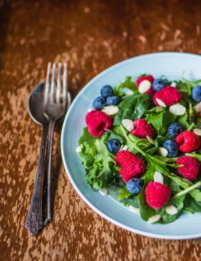 çilek ve badem yeşil salata