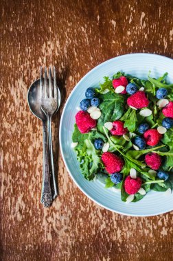 çilek ve badem yeşil salata