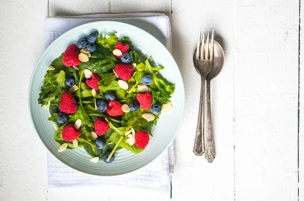 Grüner Salat mit Beeren und Mandeln — Stockfoto