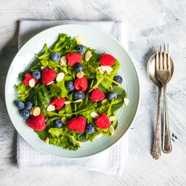 Groene salade met bessen en amandelen — Stockfoto