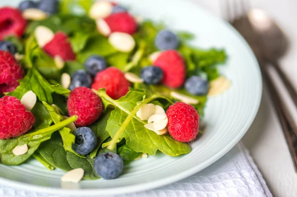 Grüner Salat mit Beeren und Mandeln — Stockfoto