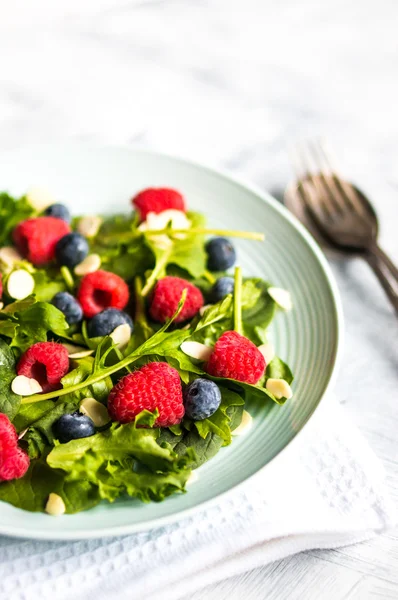 Grüner Salat mit Beeren und Mandeln — Stockfoto