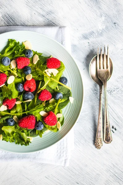 Çilek ve badem yeşil salata — Stok fotoğraf