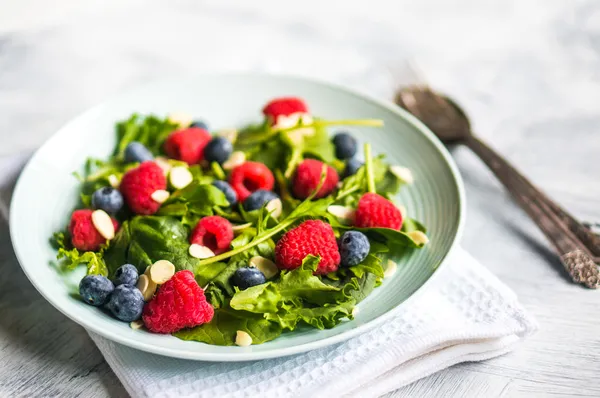 Grüner Salat mit Beeren und Mandeln — Stockfoto