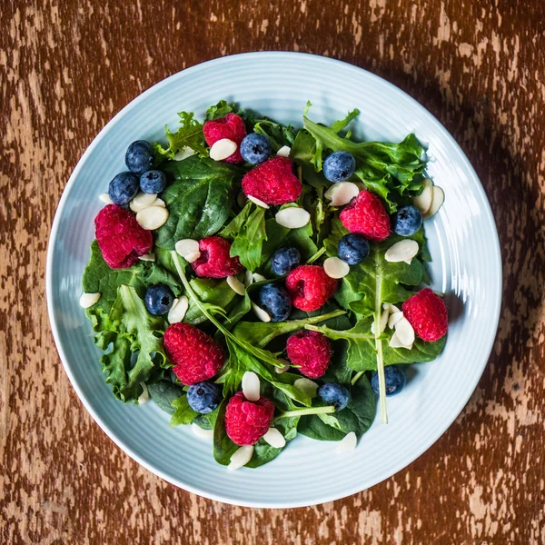 Insalata verde con bacche e mandorle — Foto Stock