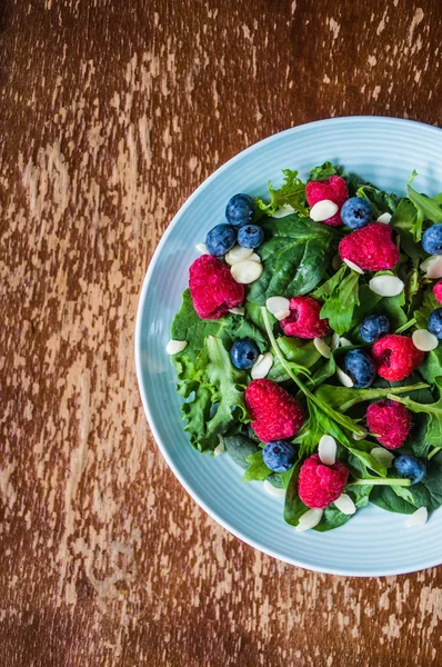 Ensalada verde con bayas y almendras —  Fotos de Stock