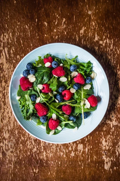 Зеленый салат с ягодами и миндалем — стоковое фото