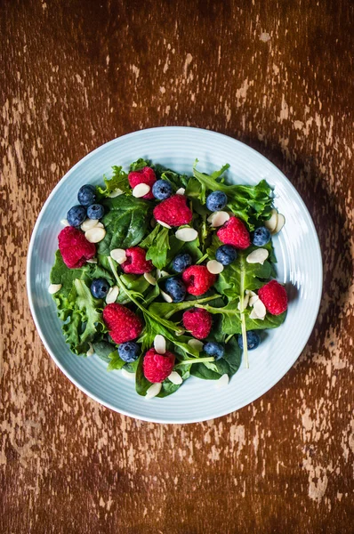 Grüner Salat mit Beeren und Mandeln — Stockfoto