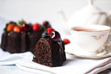 Bir parça çikolatalı pasta.