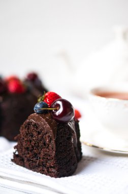 Bir parça çikolatalı pasta.