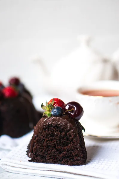 Um pedaço de bolo de chocolate — Fotografia de Stock
