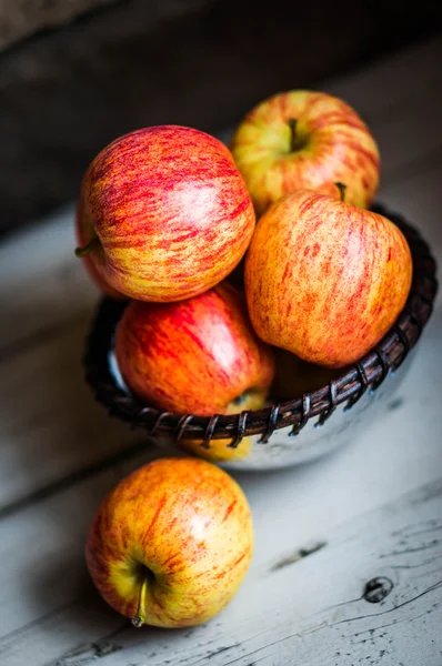 Яблоки в серебряной чаше — стоковое фото