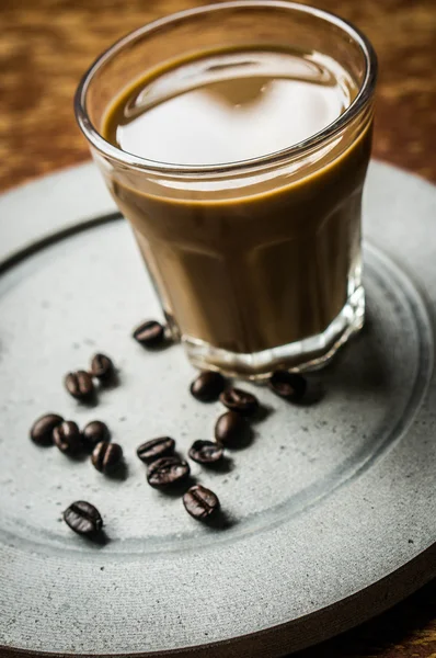 Φρέσκο καφέ με γάλα σε ρουστίκ φόντο — Φωτογραφία Αρχείου