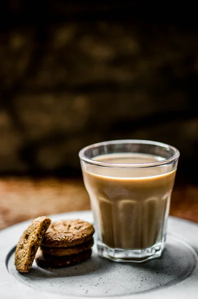 Καφέ με γάλα και τα cookies σε ρουστίκ φόντο — Φωτογραφία Αρχείου