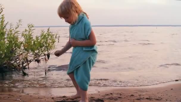 Kleines Mädchen spielt, blickt weit aufs Wasser — Stockvideo