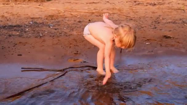 Kis lány kört a víz folyik, hogy fürödni — Stock videók