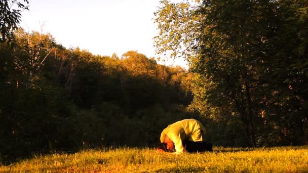 Girl does exercises yogi — Stock Video