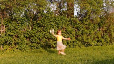 küçük kız bir buket camomiles atlar, atlar, ishal, güler