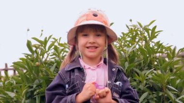 Panama gülüyor, küçük kız döndürme