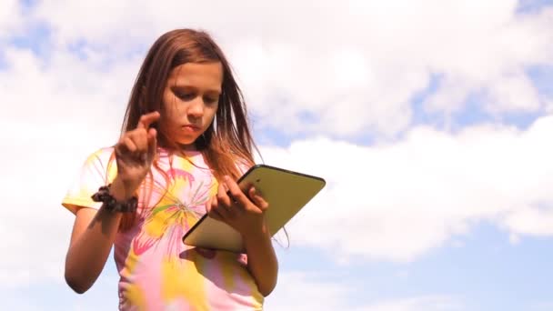 Девушка, подросток играет, работает с планшетом, iPad — стоковое видео