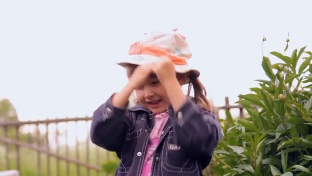 The little girl in the Panamanian laughs, spins — Stock Video