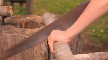 gördüm yakacak odun için ağaç gövdesi eli gördüm.