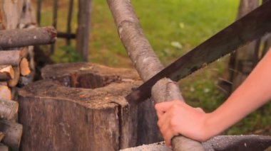 gördüm yakacak odun için ağaç gövdesi eli gördüm.