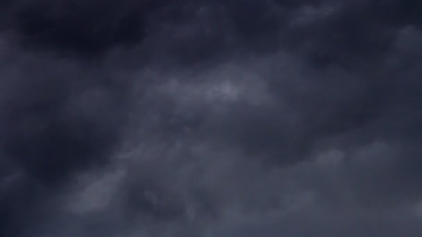 Cielo ante una tormenta de truenos, nubes — Vídeos de Stock