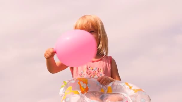 The girl with a ball and an inflatable mattress for swimming — Stock Video