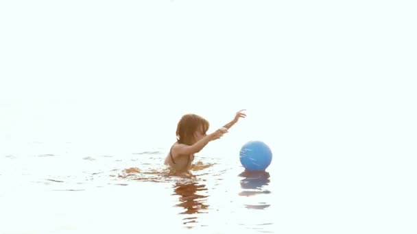 La niña va a bañarse, a flotar con una pelota — Vídeo de stock