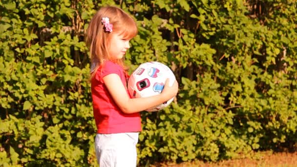 Το κορίτσι παίζει μια μπάλα σε εξωτερικούς χώρους — Αρχείο Βίντεο