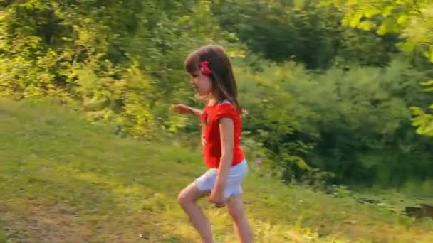 Το κορίτσι κρατά στον υπαίθριο πορεία — Αρχείο Βίντεο