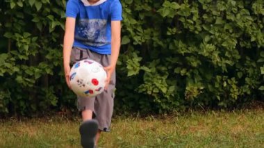 Çocuk açık havada bir top oynuyor