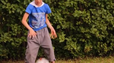 Çocuk açık havada bir top oynuyor