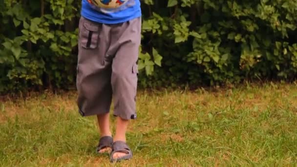 El chico juega una pelota al aire libre — Vídeo de stock