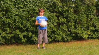 Çocuk açık havada bir top oynuyor