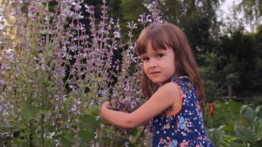 Bush adaçayı çiçekleri sarılma kız